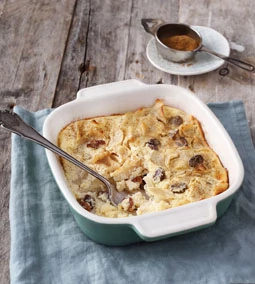 Tepsis túrós-mazsolás tészta